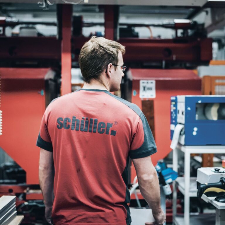 csm_Schueller_Unternehmen_Produktion_Mitarbeiter_a524aac355